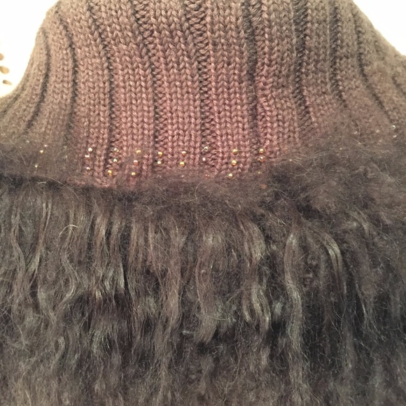 🧥Stylish Brown Sweater with Furry Fringe and Beaded Button - Size Medium 🍂🧥 - Picture 9 of 10